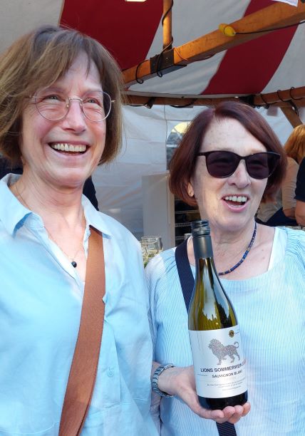 Gudrun Bauer (links) und Gisela Mohr aus Ehlhalten erfreuen sich am Lions-Sommerwein.